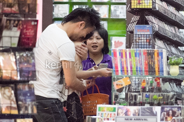 Sau khi bức hình hôn nhau với bạn trai được đăng tải, chiều 14/6, ống kính máy ảnh phóng viên đã bắt gặp 2 người có những cử chỉ rất thân mật khi đi mua sắm đồ. (Ảnh:Kênh 14) Sau khi bức hình hôn nhau với bạn trai được đăng tải, chiều 14/6, ống kính máy ảnh phóng viên đã bắt gặp 2 người có những cử chỉ rất thân mật khi đi mua sắm đồ. (Ảnh:Kênh 14)