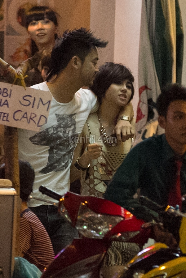 Cặp đôi không ngại bày tỏ tình cảm chốn đông người. Ảnh: Kênh 14 Cặp đôi không ngại bày tỏ tình cảm chốn đông người. Ảnh: Kênh 14