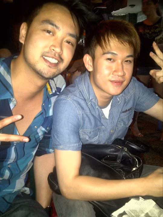 Tạo dáng với Dương Triệu Vũ.