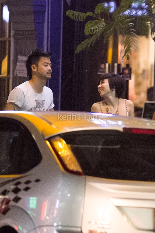 Cặp đôi không ngại bày tỏ tình cảm chốn đông người. Ảnh: Kênh 14