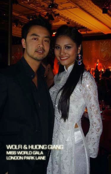 Chụp ảnh cùng Hương Giang. Chụp ảnh cùng Hương Giang.