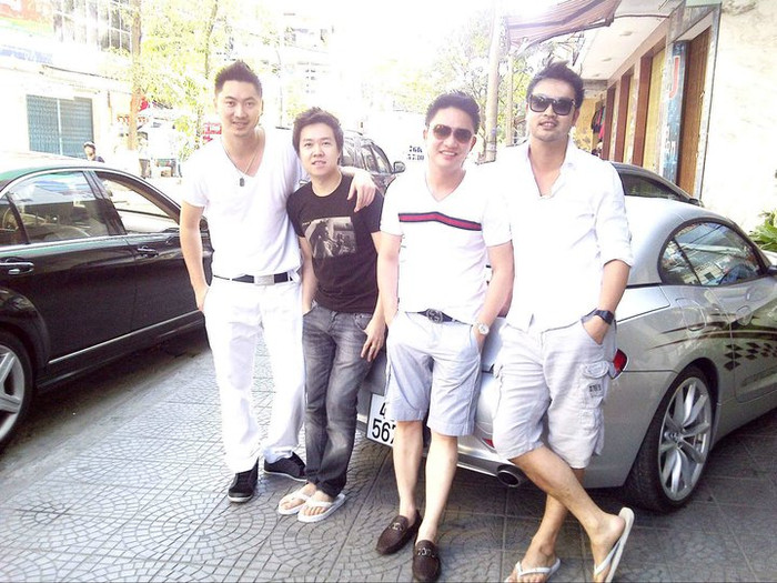 Chụp cùng Lê Hiếu (áo đen) Chụp cùng Lê Hiếu (áo đen)