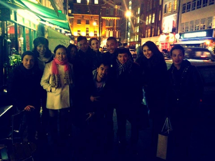 Bức ảnh có sự xuất hiện của Doãn Tuấn (thứ 4 từ phải sang), Hoàng Yến (thứ 2 từ phải sang) và NTK Hoàng Hải (ngoài cùng bên phải) Bức ảnh có sự xuất hiện của Doãn Tuấn (thứ 4 từ phải sang), Hoàng Yến (thứ 2 từ phải sang) và NTK Hoàng Hải (ngoài cùng bên phải)