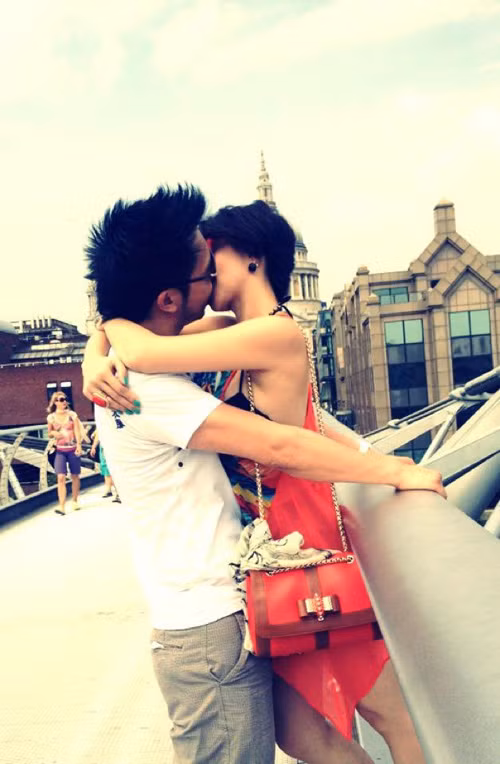 Bức ảnh Ngọc Diệp khóa môi bạn trai lan truyền trên mạng. Theo một số nguồn tin, người đàn ông trong bức ảnh của Đinh Ngọc Diệp hiện đang là DJ chuyên chơi nhạc ở một số Club Việt Nam ở London - Anh.