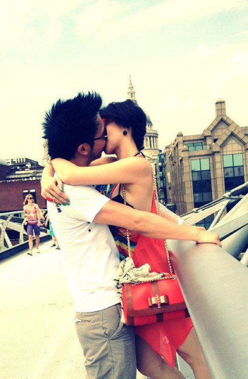 Bức ảnh Ngọc Diệp khóa môi bạn trai lan truyền trên mạng. Theo một số nguồn tin, người đàn ông trong bức ảnh của Đinh Ngọc Diệp hiện đang là DJ chuyên chơi nhạc ở một số Club Việt Nam ở London - Anh. Bức ảnh Ngọc Diệp khóa môi bạn trai lan truyền trên mạng. Theo một số nguồn tin, người đàn ông trong bức ảnh của Đinh Ngọc Diệp hiện đang là DJ chuyên chơi nhạc ở một số Club Việt Nam ở London - Anh.