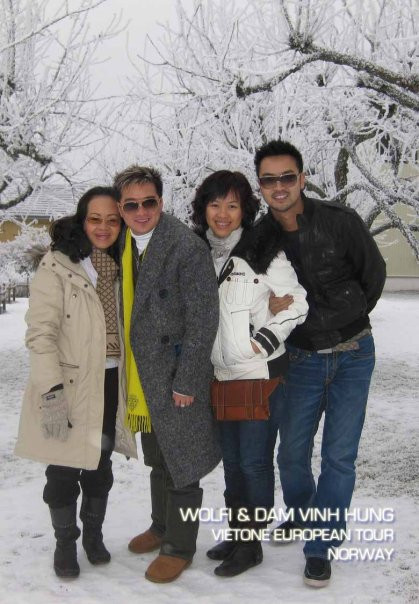 Và Đàm Vĩnh Hưng (thứ 2 từ trái sang) Và Đàm Vĩnh Hưng (thứ 2 từ trái sang)