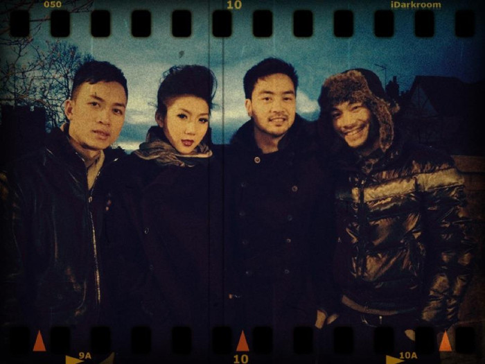 Chụp cùng Doãn Tuấn (ngoài cùng bên phải), Ngọc Quyên. Chụp cùng Doãn Tuấn (ngoài cùng bên phải), Ngọc Quyên.