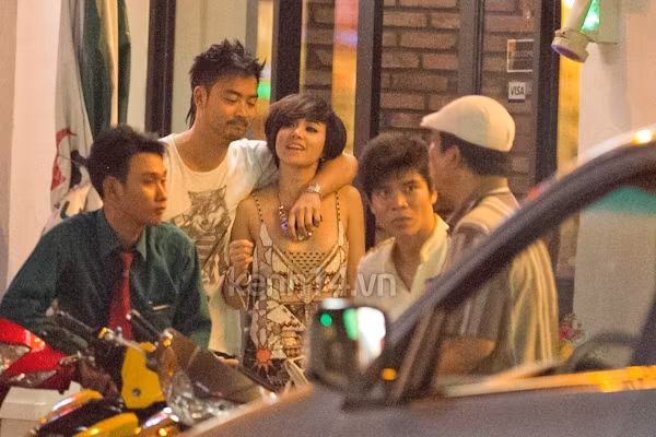 Cặp đôi không ngại bày tỏ tình cảm chốn đông người. Ảnh: Kênh 14