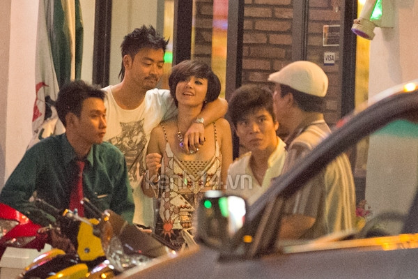 Cặp đôi không ngại bày tỏ tình cảm chốn đông người. Ảnh: Kênh 14 Cặp đôi không ngại bày tỏ tình cảm chốn đông người. Ảnh: Kênh 14