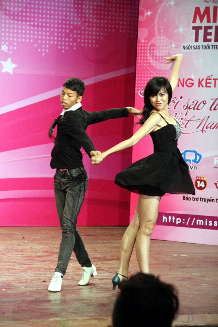 Phần biểu diễn sôi động của một thí sinh. Phần biểu diễn sôi động của một thí sinh.