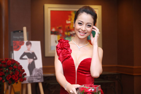 Thường xuyên khoe vòng một táo bạo nhưng thời trang của Jennifer Phạm không gây phản cảm Thường xuyên khoe vòng một táo bạo nhưng thời trang của Jennifer Phạm không gây phản cảm