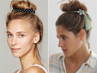 Chắc hẳn các bạn gái đã khá quen thuộc với kiểu tóc búi cao trong những ngày nắng nóng. Hãy sử dụng một chiếc dây chun có sẵn hình chấm bi hay có hoa cài để trang trí cho búi tóc của bạn thêm nổi bật và bắt mắt. Chắc hẳn các bạn gái đã khá quen thuộc với kiểu tóc búi cao trong những ngày nắng nóng. Hãy sử dụng một chiếc dây chun có sẵn hình chấm bi hay có hoa cài để trang trí cho búi tóc của bạn thêm nổi bật và bắt mắt.