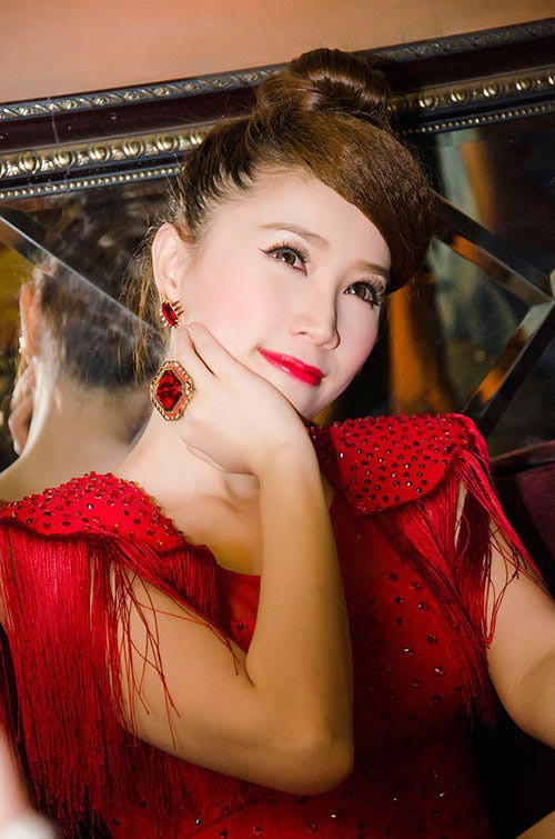 Bảo Thy gây chú ý với chiếc nhẫn khủng trên tay khi tham gia một sự kiện tại Hà Nội tối qua Bảo Thy gây chú ý với chiếc nhẫn khủng trên tay khi tham gia một sự kiện tại Hà Nội tối qua