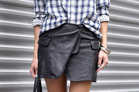 Ngoài ra, các NTK còn sáng tạo Wrap Skirt trên những chất liệu hợp mốt, cá tính hơn như da...