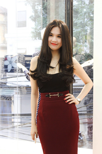 Trong suốt năm 2012, Ngọc Trinh khiến dư luận bàn tán bởi những phát ngôn gây sốc về chuyện "cạp đất mà ăn", "sống dựa bạn trai"...