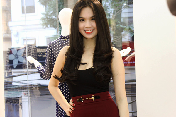 Trong tiết trời mùa đông giá lạnh, người đẹp vẫn mặc bộ đầm bó sát, khoe những đường cong quyến rũ trước ống kính.