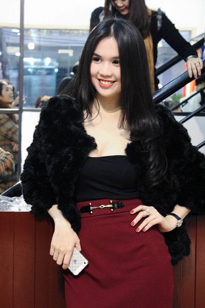 Quyết định thử sức kinh doanh, tối qua, "nữ hoàng nội y" đã chính thức mở shop thời trang tại thủ đô. Trước đó, cô đã khai trương shop tại TP HCM.