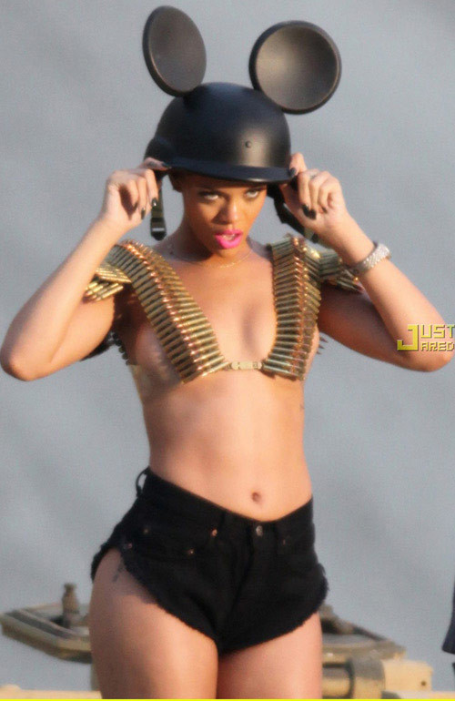 Bộ đồ của Louis Vuitton (bên trái) và chiếc váy của Armani Prive (bên phải) đã lột tả được hết phong cách thời trang của Rihanna: sành điệu, cá tính và đầy táo bạo