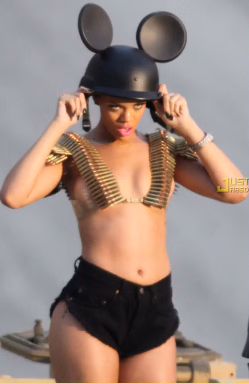 Bộ đồ của Louis Vuitton (bên trái) và chiếc váy của Armani Prive (bên phải) đã lột tả được hết phong cách thời trang của Rihanna: sành điệu, cá tính và đầy táo bạo