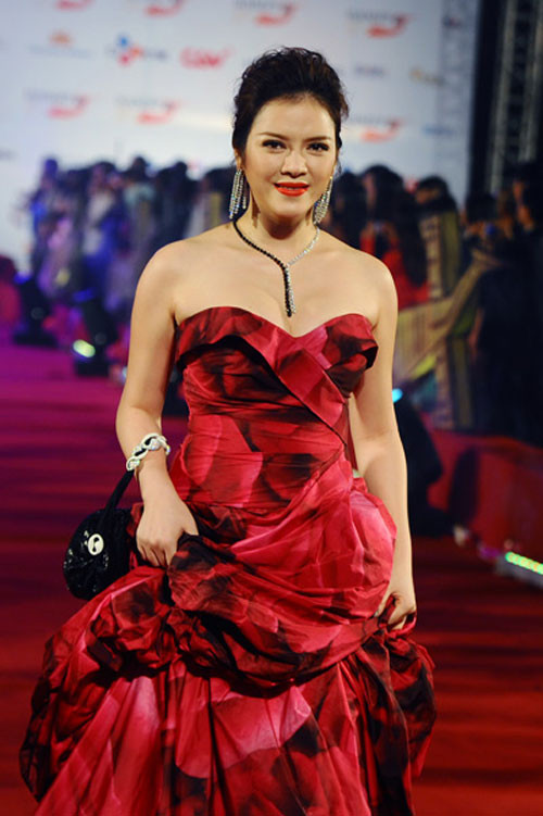 Trong khi đó, cũng có rất nhiều mỹ nhân tạo được cảm tình với công chúng với những bộ cánh hoàn hảo: Lý Nhã Kỳ sang trọng và quý phái tại LHP Quốc tế tại Hà Nội Trong khi đó, cũng có rất nhiều mỹ nhân tạo được cảm tình với công chúng với những bộ cánh hoàn hảo: Lý Nhã Kỳ sang trọng và quý phái tại LHP Quốc tế tại Hà Nội