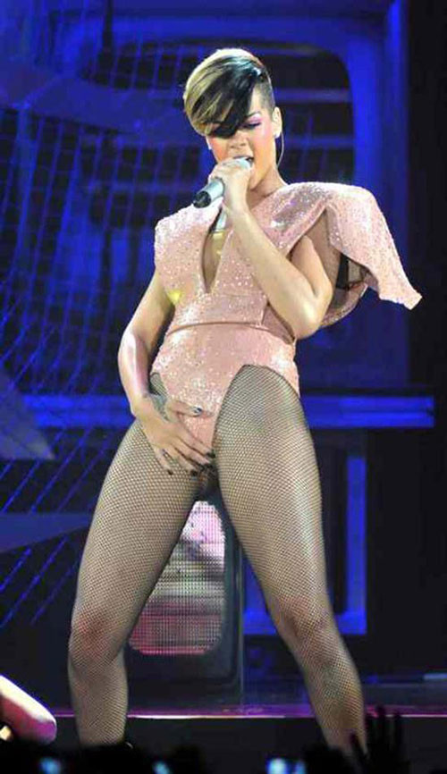 Chiếc áo "robot" và "gần như không mặc quần của cô" khiến người xem khá nóng mắt. Chiếc quần tất lưới đầy sexy và huyền bí. Rihanna còn có những tư thế đầy "khêu gợi"