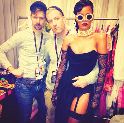 Trong show diễn Victoria Secret, Rihanna thực sự nổi bật với bộ trang phục cá tính và đầy táo bạo, váy xẻ khá cao, mix cùng gang tay ren đầy quyến rũ cùng chiếc kính tròn. Một phong cách rất Rihanna.