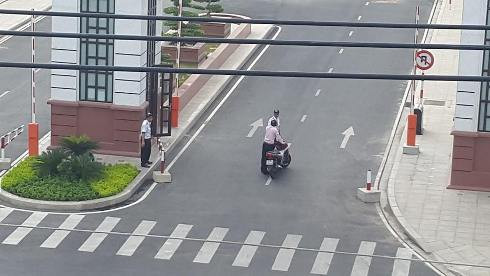 Lực lượng bảo vệ kiểm soát tất cả mọi người ra vào sân golf (Ảnh: T.Q) Lực lượng bảo vệ kiểm soát tất cả mọi người ra vào sân golf (Ảnh: T.Q)