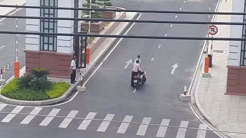 Lực lượng bảo vệ kiểm soát tất cả mọi người ra vào sân golf (Ảnh: T.Q)