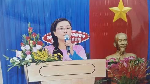 Cô Tô Hạ Uyên - Hiệu trưởng trường THPT Gò Vấp trong 1 sự kiện của nhà trường.