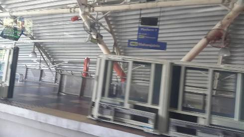 Hệ thống trạm dừng hiện đại với các cửa lên xuống tàu đóng mở tự động (ảnh: T.T) Hệ thống trạm dừng hiện đại với các cửa lên xuống tàu đóng mở tự động (ảnh: T.T)
