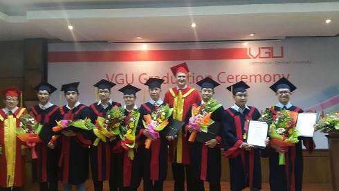 Các tân cử nhân, thạc sĩ của trường ĐH Việt - Đức vừa nhận bằng chiều 22/5 (Ảnh: T.Q) Các tân cử nhân, thạc sĩ của trường ĐH Việt - Đức vừa nhận bằng chiều 22/5 (Ảnh: T.Q)