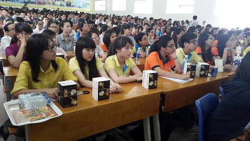 Ngoài tham dự, các sinh viên của Hutech còn được tặng bộ sách những cuốn sách trong Tủ đổi đời do Tập đoàn trung Nguyên tuyển chọn (Ảnh: T.Q). Ngoài tham dự, các sinh viên của Hutech còn được tặng bộ sách những cuốn sách trong Tủ đổi đời do Tập đoàn trung Nguyên tuyển chọn (Ảnh: T.Q).