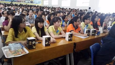 Ngoài tham dự, các sinh viên của Hutech còn được tặng bộ sách những cuốn sách trong Tủ đổi đời do Tập đoàn trung Nguyên tuyển chọn (Ảnh: T.Q).