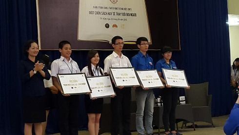 Đại diện tập đoàn Trung Nguyên trao tặng học bổng thanh niên sáng tạo khởi nghiệp 2015 (ảnh: T.Q) Đại diện tập đoàn Trung Nguyên trao tặng học bổng thanh niên sáng tạo khởi nghiệp 2015 (ảnh: T.Q)