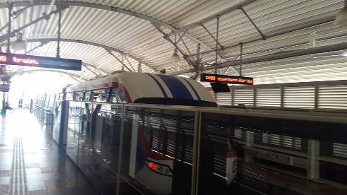 Một tàu điện monorail đang về tới KL Sentral (Ảnh: T.T) Một tàu điện monorail đang về tới KL Sentral (Ảnh: T.T)