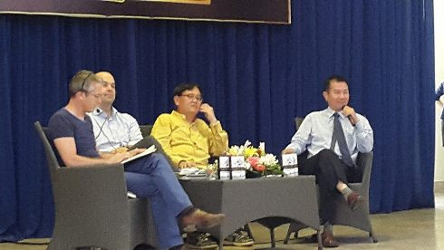 Các diễn giả đang chia sẻ với sinh viên về những cuốn sách đổi đời (ảnh: T.Q) Các diễn giả đang chia sẻ với sinh viên về những cuốn sách đổi đời (ảnh: T.Q)