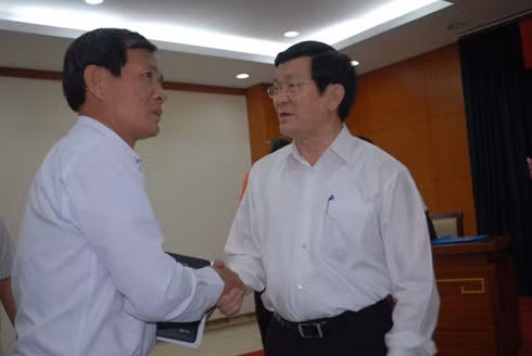 Chủ tịch nước lắng nghe tâm tư, nguyện vọng của cử tri sau buổi tiếp xúc (Ảnh: T.Q) Chủ tịch nước lắng nghe tâm tư, nguyện vọng của cử tri sau buổi tiếp xúc (Ảnh: T.Q)