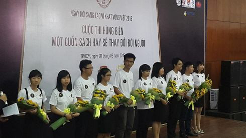 Các thí sinh tham dự vòng bán kết cuộc thi hùng biện &quot;Một cuốn sách hay thay đổi đời người&quot; (Ảnh: T.Q)