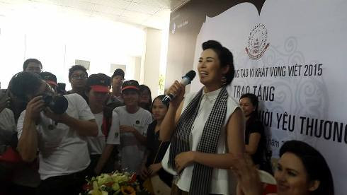 Hoa hậu Ngọc Hân cười hết cỡ với phần giao lưu của sinh viên (ảnh: T.Q)