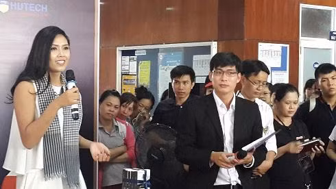 Hoa hậu Nguyễn Thị Loan giải đáp các thắc mắc của sinh viên về những cuốn sách thay đổi đời người (Ảnh: T.Q) Hoa hậu Nguyễn Thị Loan giải đáp các thắc mắc của sinh viên về những cuốn sách thay đổi đời người (Ảnh: T.Q)