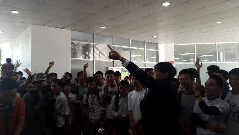 MC chương trình làm &apos;nóng&apos; sân khấu với các bạn sinh viên (ảnh: T.Q)