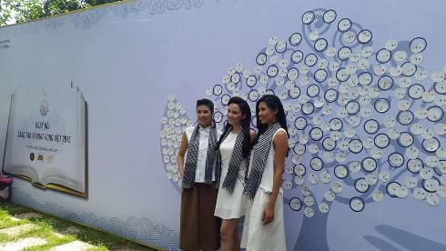 Dù trời TP.HCM nắng nóng gay gắt nhưng 3 hoa hậu vẫn ở lại tới giữa trưa để giao lưu với sinh viên (Ảnh: T.Q)