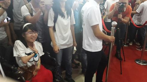 Một bạn sinh viên khuyết tật của khoa Công nghệ thông tin hào hứng tham gia chương trình giao lưu (Ảnh: T.Q)