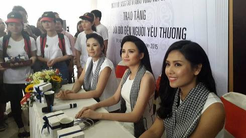 hoa hậu thế giới người Việt Diễm Hương (giữa), Hoa hậu Việt Nam 2010 Ngọc Hân và Hoa hậu biển 2010 Nguyễn Thị Loan (phải) chăm chú lắng nghe phần phát biểu của sinh viên (Ảnh: T.Q).