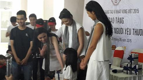 Các hoa hậu trực tiếp trao tặng những cuốn sách quý giá cho sinh viên (ảnh: T.Q)