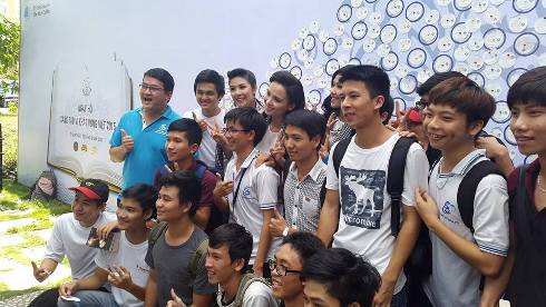 3 hoa hậu chụp hình lưu niệm với sinh viên ĐH Công nghệ thông tin (ảnh: T.Q)