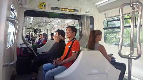 Hành khách ngồi trên tàu KL monorail một cách rất trật tự, không xô bồ (Ảnh: T.T) Hành khách ngồi trên tàu KL monorail một cách rất trật tự, không xô bồ (Ảnh: T.T)