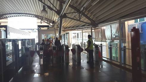 Khách đang bước qua cửa soát vé tự động của KL monorail tại KL sentral (ảnh: T.T) Khách đang bước qua cửa soát vé tự động của KL monorail tại KL sentral (ảnh: T.T)