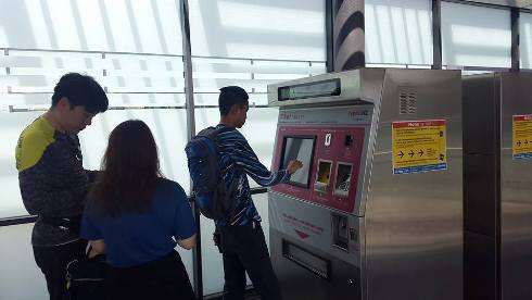 Khách đang mua vé tại máy bán vé tự động ở KL Sentral (ảnh: T.T) Khách đang mua vé tại máy bán vé tự động ở KL Sentral (ảnh: T.T)