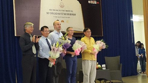 Đại diện BTC chương trình tặng hoa cho các diễn giả Việt Nam và quốc tế (Ảnh: T.Q). Đại diện BTC chương trình tặng hoa cho các diễn giả Việt Nam và quốc tế (Ảnh: T.Q).